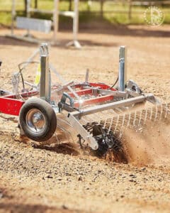 herse trainée, carrière, manège, petit tracteur, quad