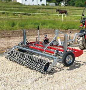 herse trainée, carrière, manège, petit tracteur, quad