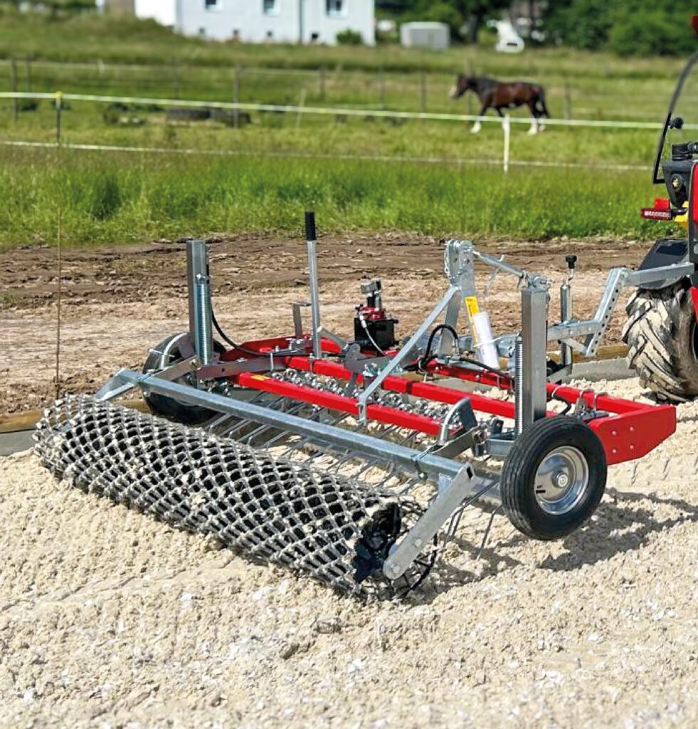 herse trainée, carrière, manège, petit tracteur, quad