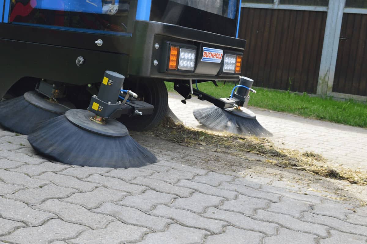 Balayeuse m&eacute;canique nettoyant une chauss&eacute;e pav&eacute;e