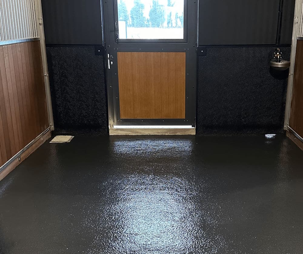 Intérieur de box équestre avec sol en résine