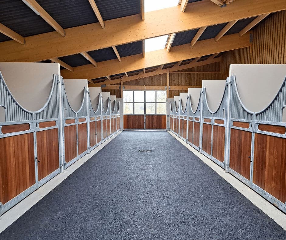 Intérieur d’écurie moderne avec boxes en bois