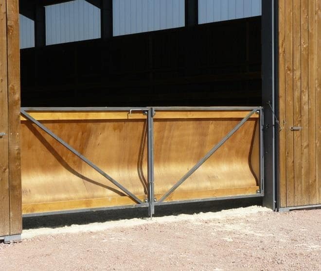 portail de manège habillé de pare-bottes galbés